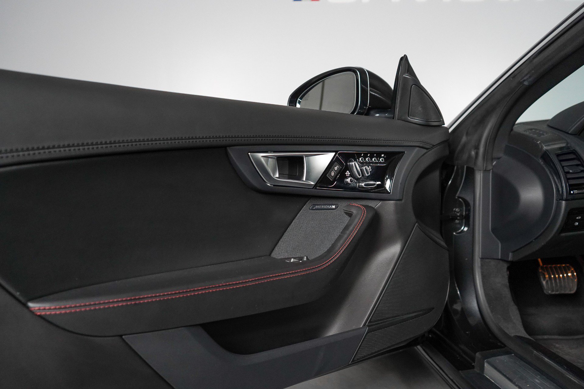 Used 2015 Jaguar F-TYPE S RWD image 41
