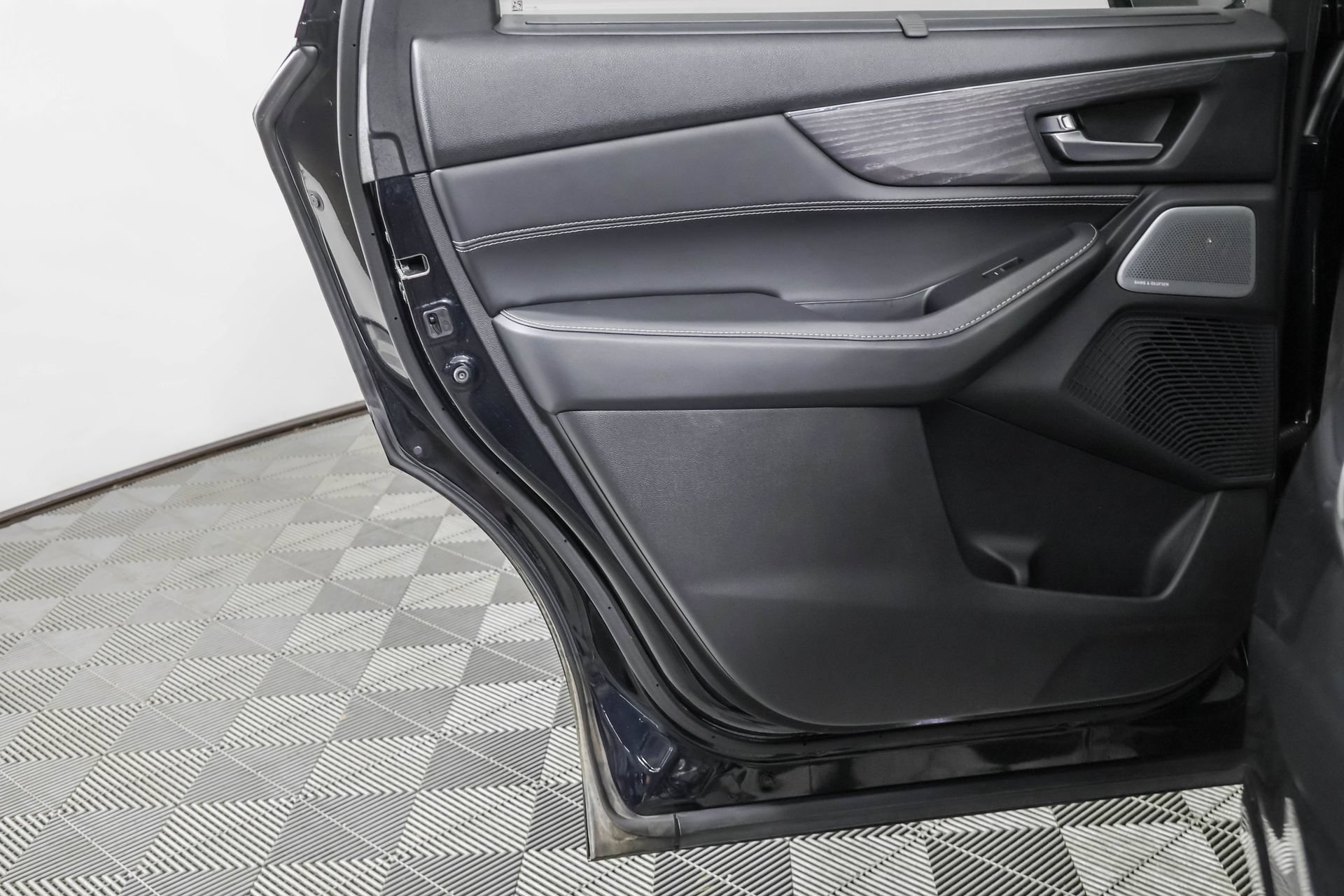 Used 2025 Acura MDX SH-AWD w/ Advance Package image 41