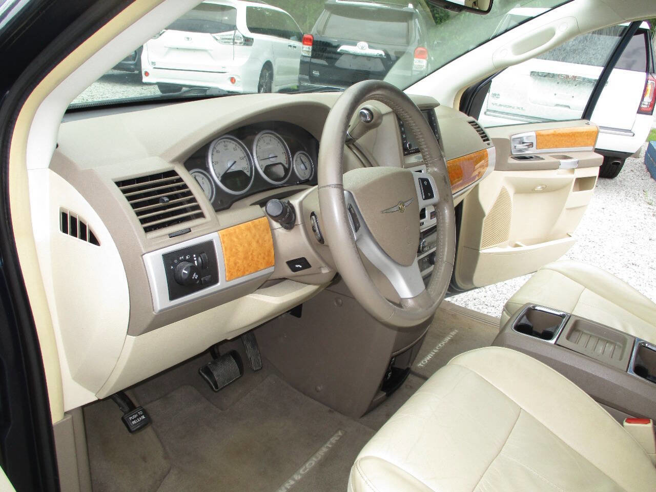 Used 2008 Chrysler Town & Country Limited w/ Entertainment Group #3 FWD image 20