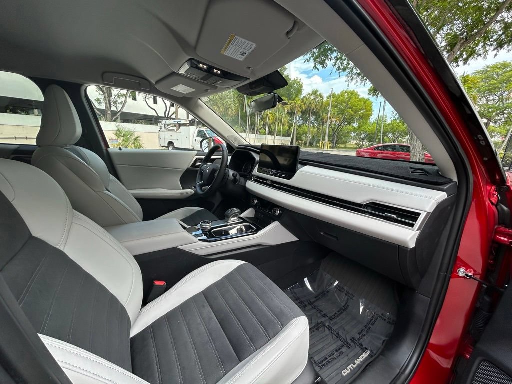 Used 2025 Mitsubishi Outlander SE FWD image 33