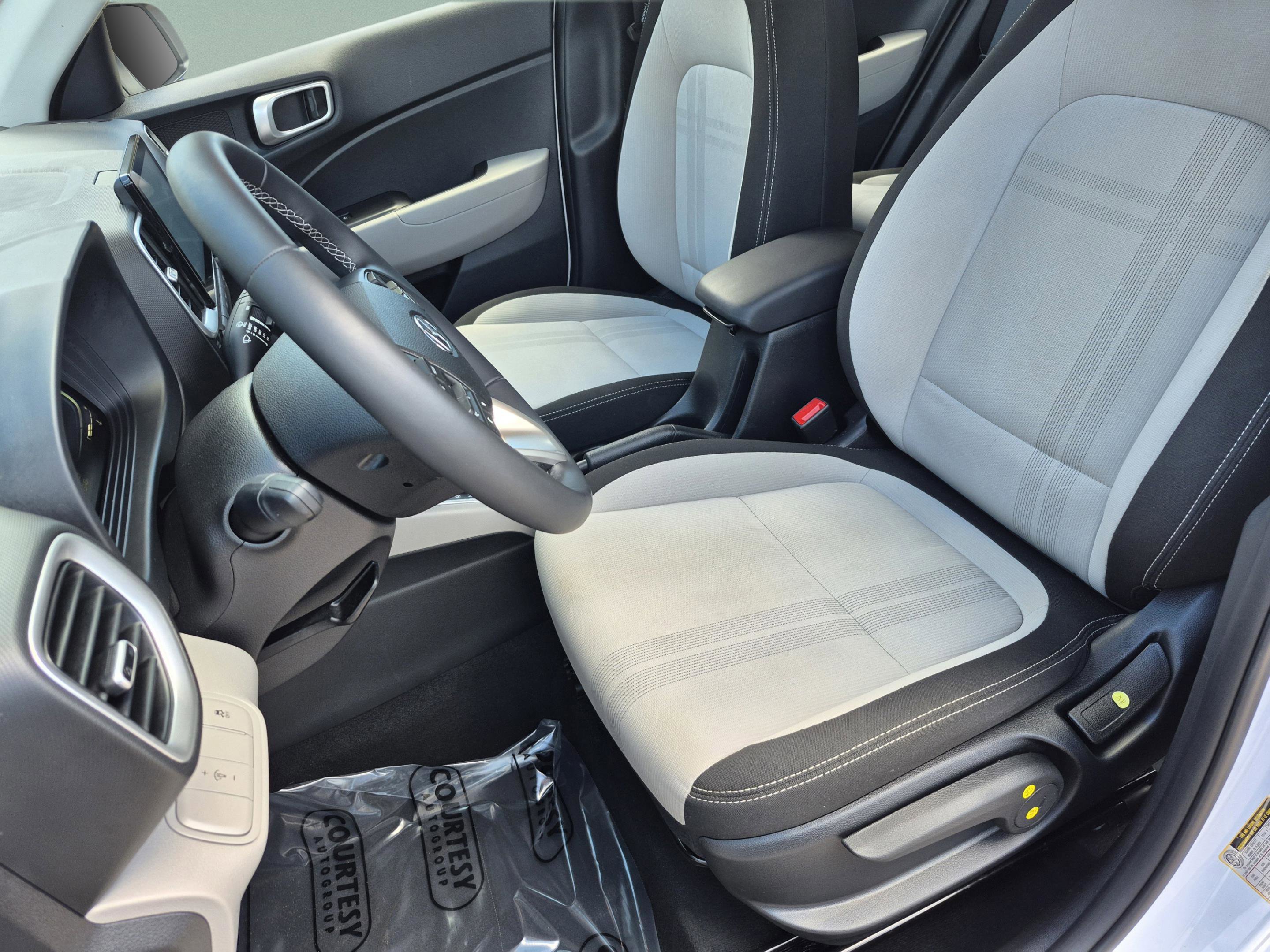 Used 2023 Hyundai Venue SEL FWD image 17