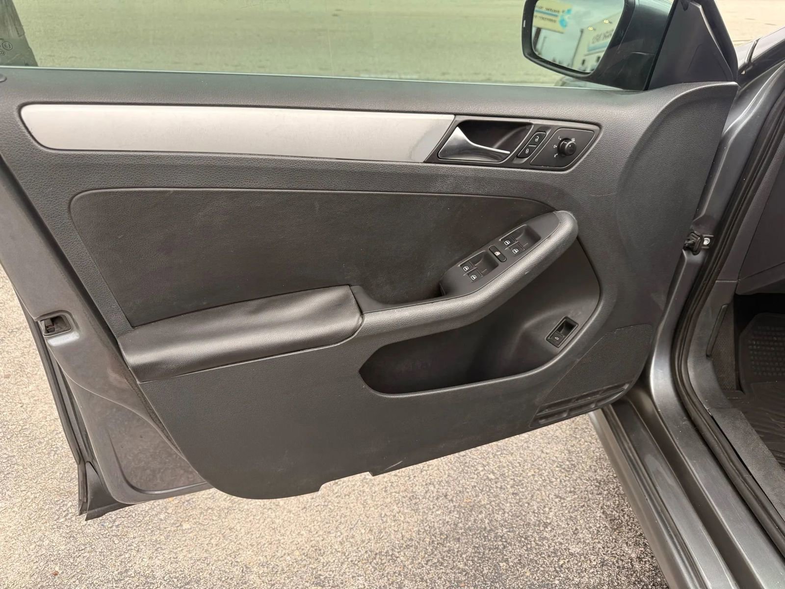 Used 2011 Volkswagen Jetta SEL image 9