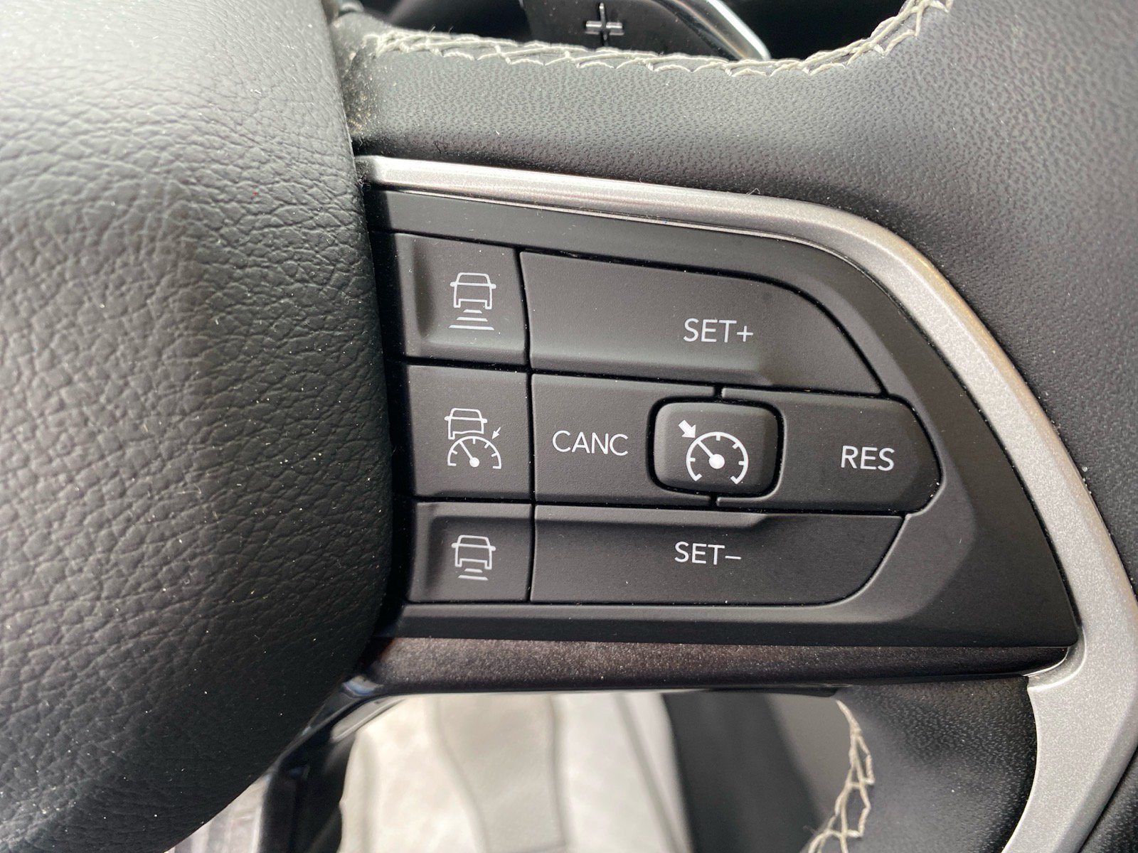 Used 2023 Jeep Grand Cherokee Laredo AWD/4WD image 15