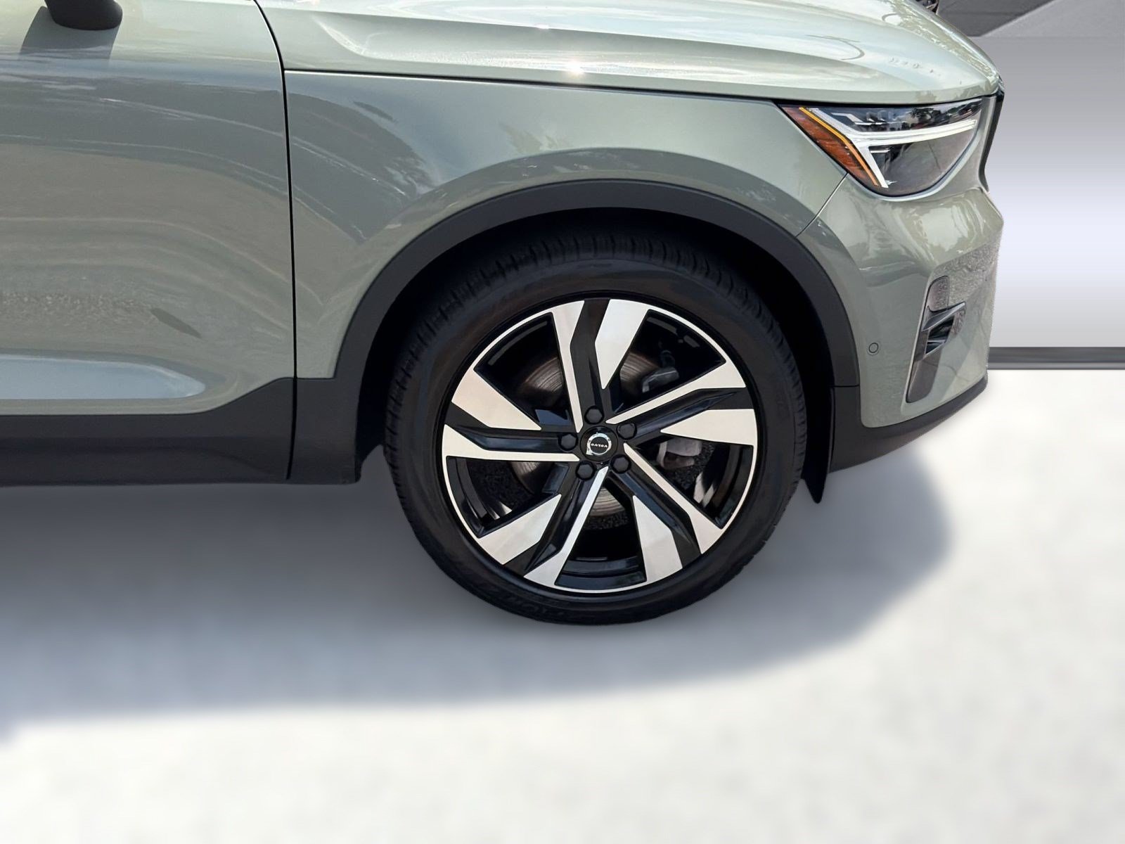 Certified 2023 Volvo XC40 B5 Ultimate w/ Protection Package Premier AWD/4WD image 12