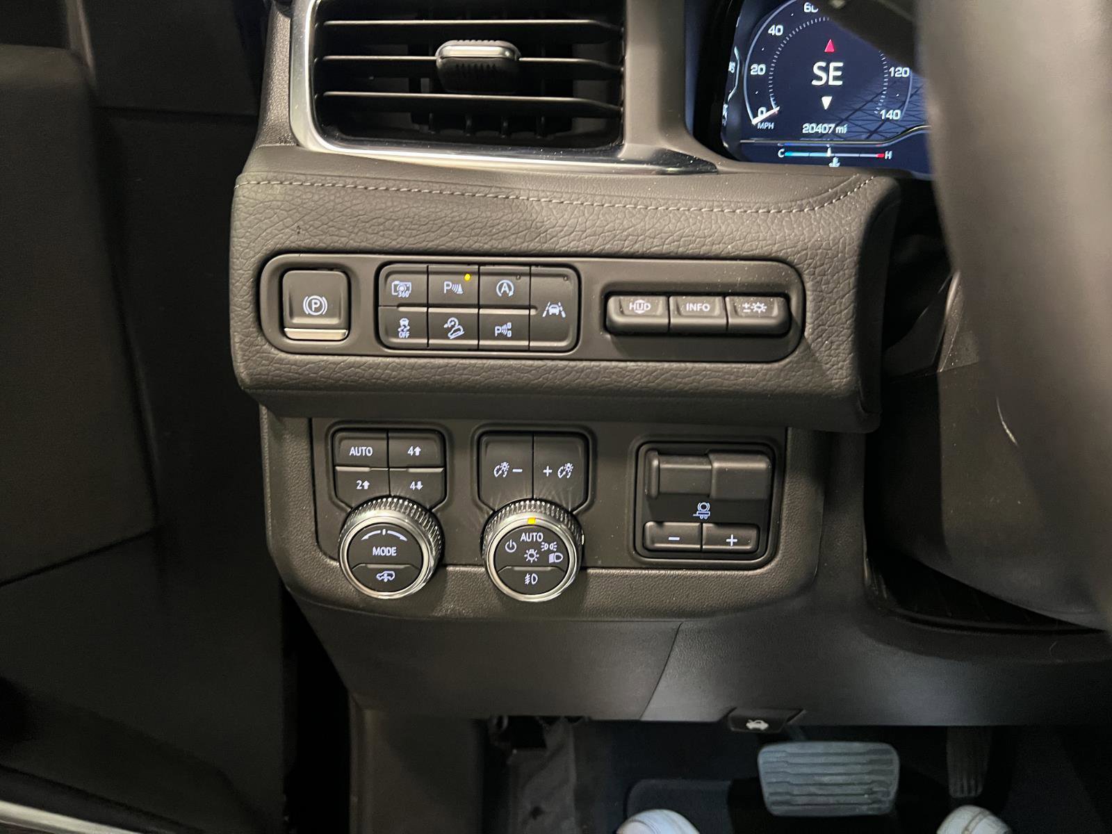 Used 2024 GMC Yukon Denali w/ Advanced Technology Package image 15