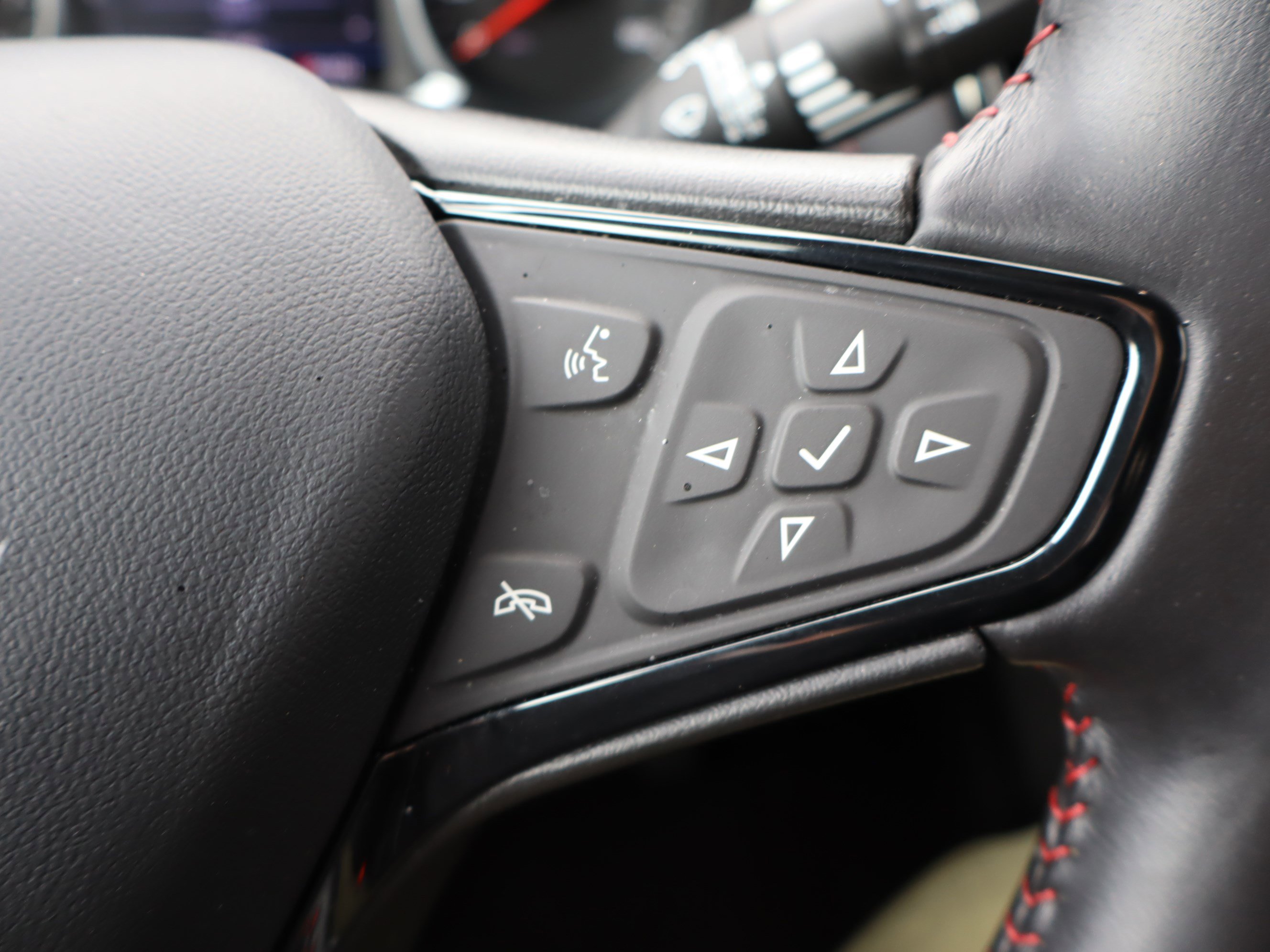 Used 2022 Chevrolet Equinox RS w/ LPO, Floor Liner Package image 21