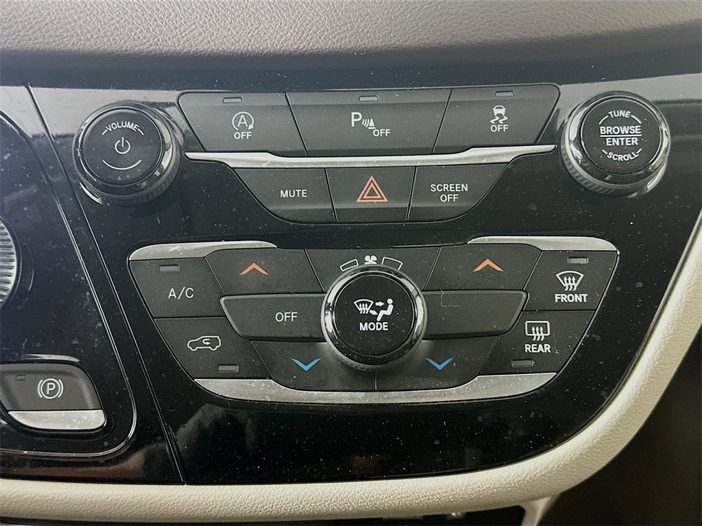 Used 2020 Chrysler Voyager LX image 18