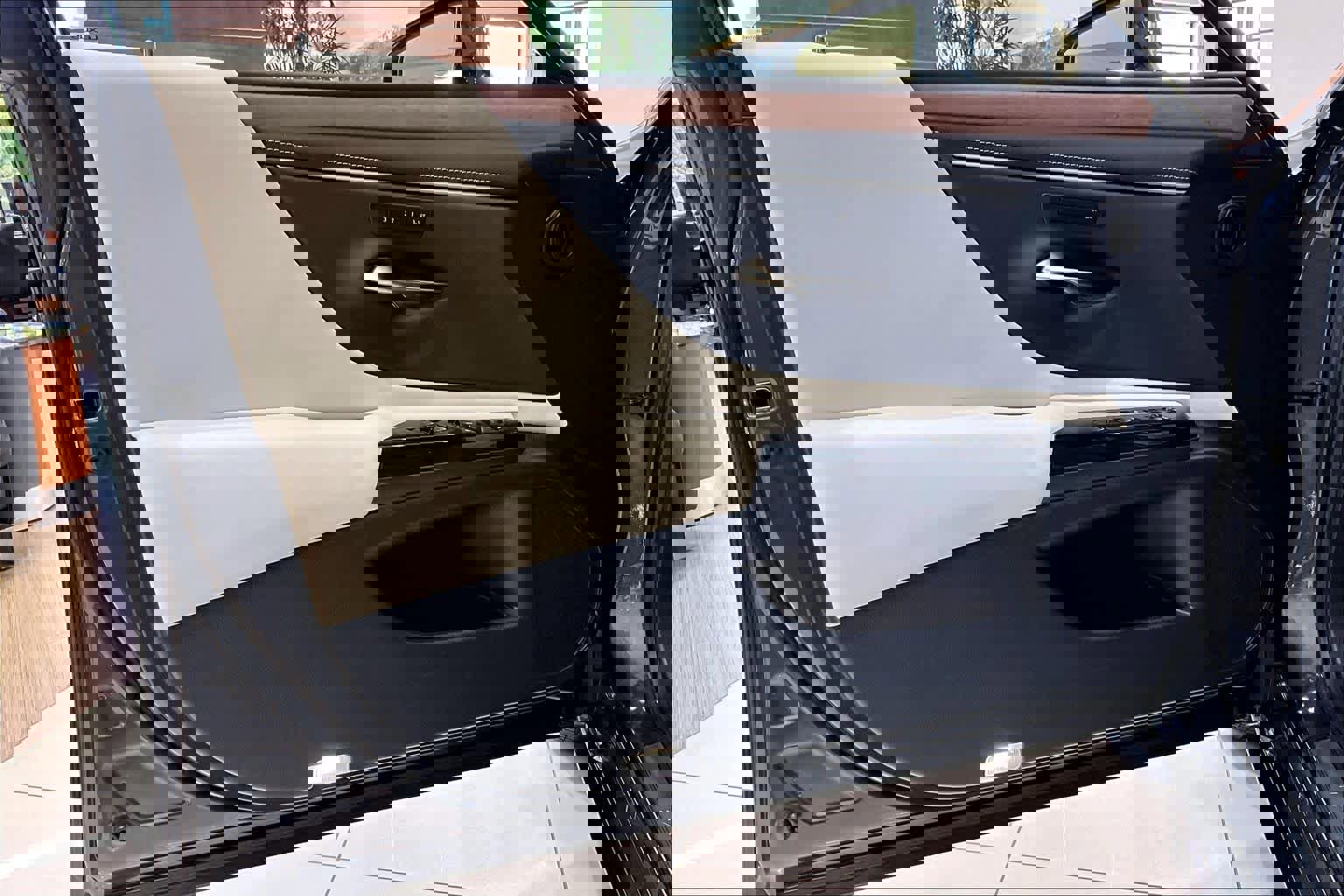 Used 2025 Lexus ES 300h w/ Premium Package image 20