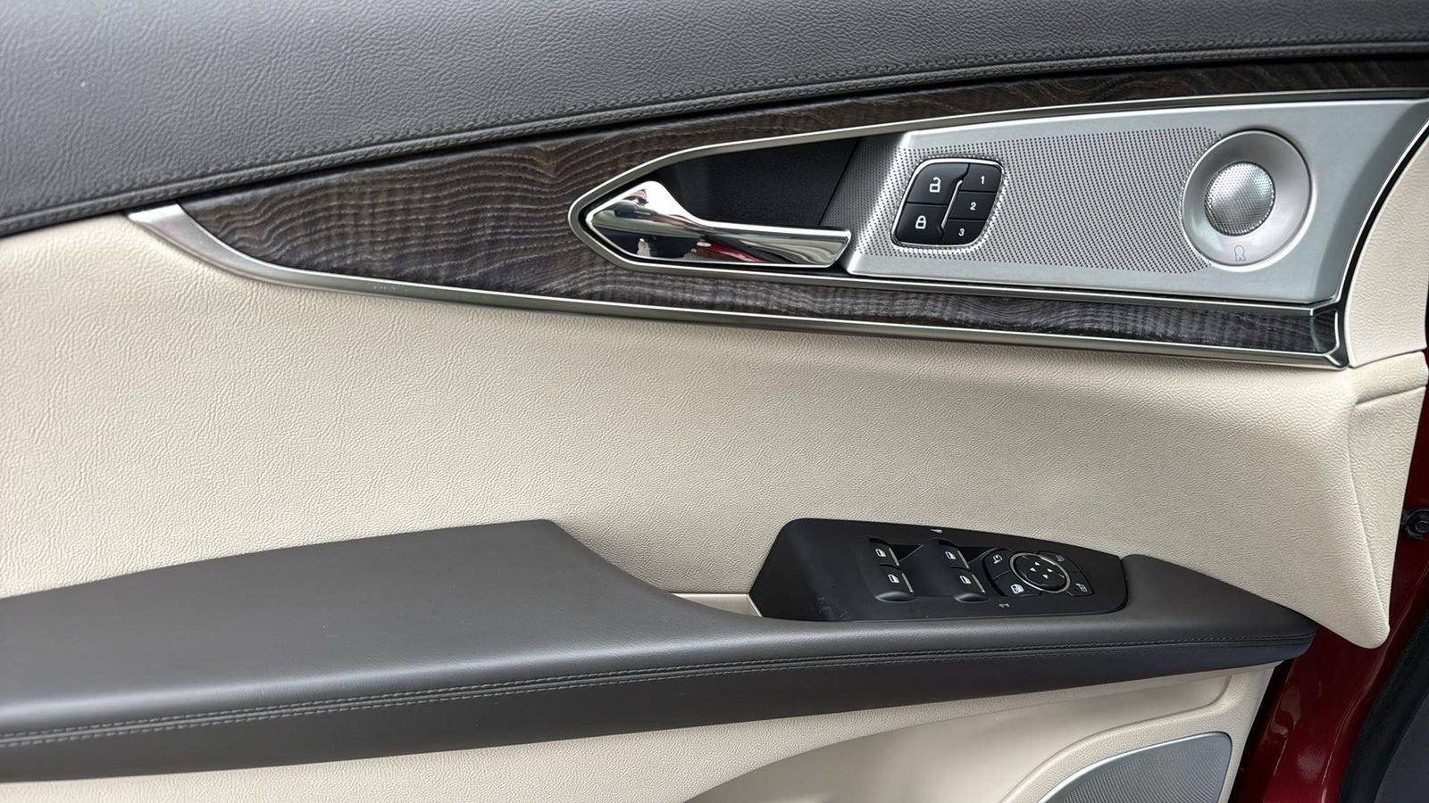 Used 2020 Lincoln Nautilus Reserve w/ Equipment Group 202A image 12