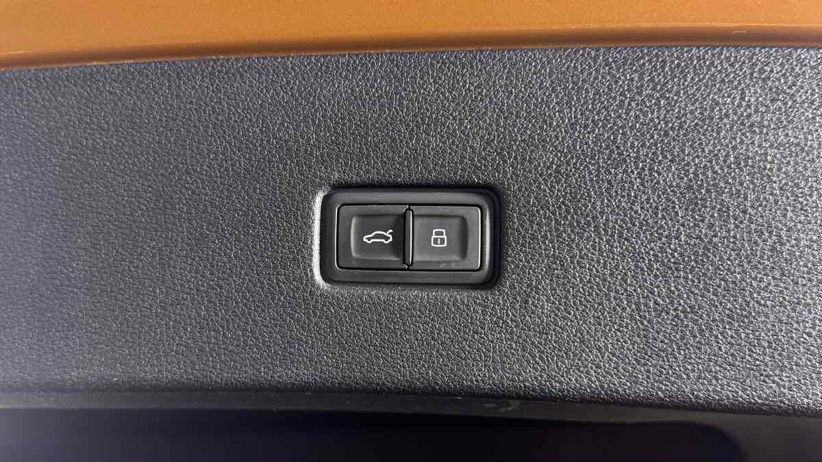 Used 2019 Audi Q8 Prestige w/ Luxury Package AWD/4WD image 36