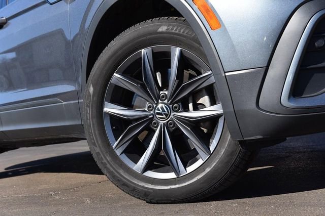 Used 2023 Volkswagen Tiguan SE w/ Panoramic Sunroof Package image 3