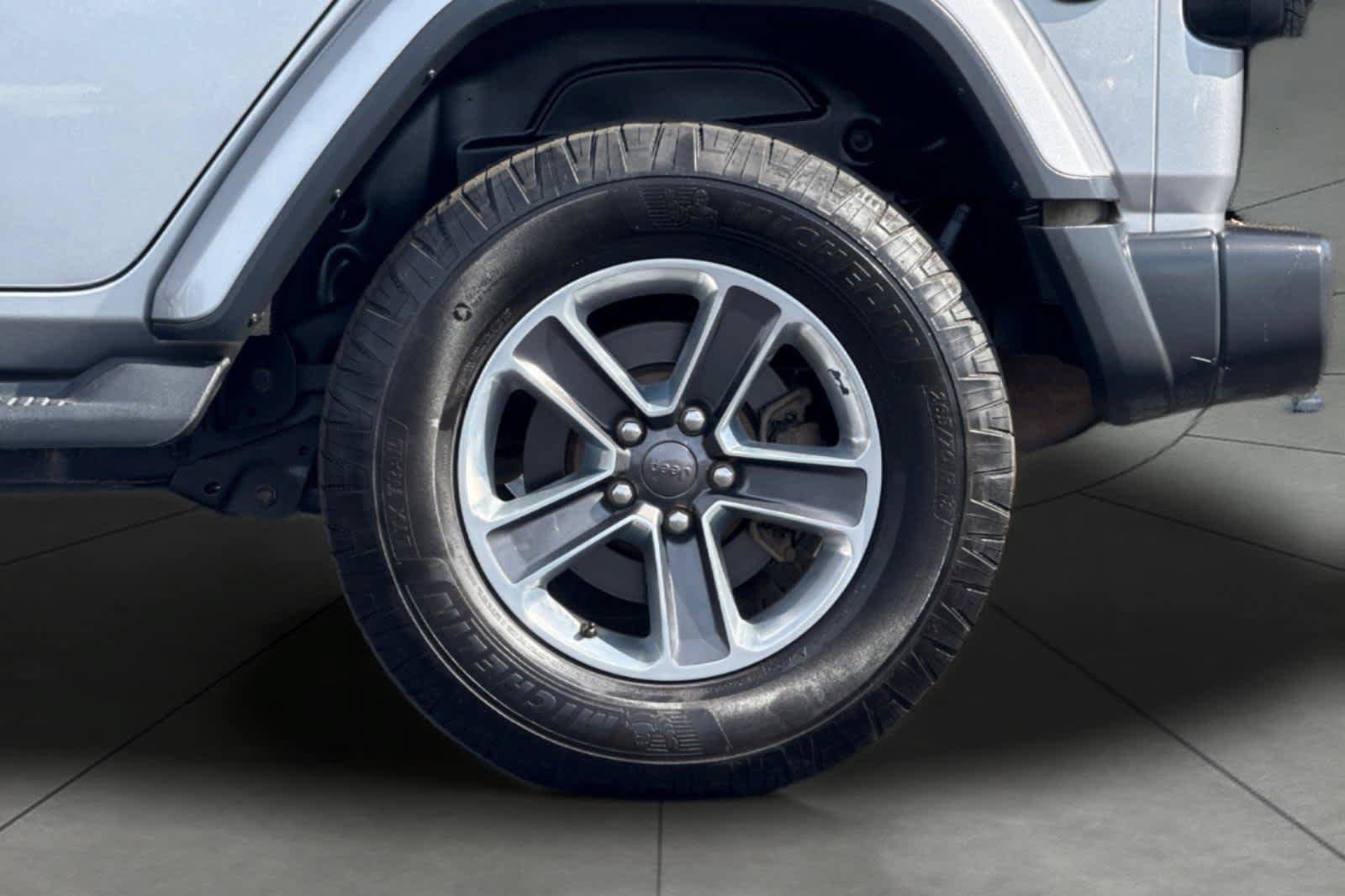 Used 2018 Jeep Wrangler Unlimited Sahara AWD/4WD image 11