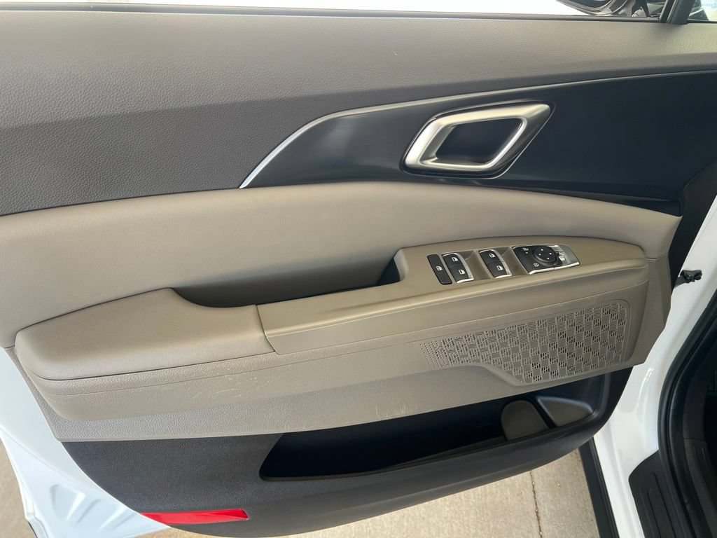 Certified 2025 Kia Carnival FWD image 7