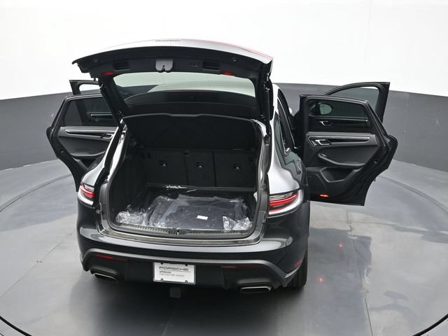Certified 2025 Porsche Macan AWD/4WD image 27
