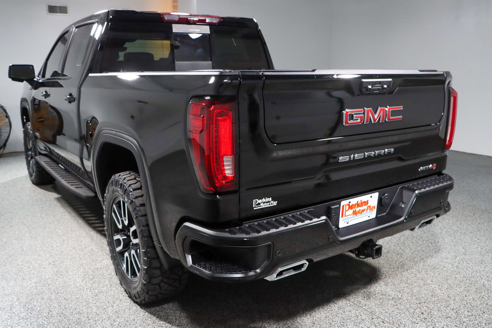 Used 2024 GMC Sierra 1500 AT4 w/ Technology Package AWD/4WD image 10