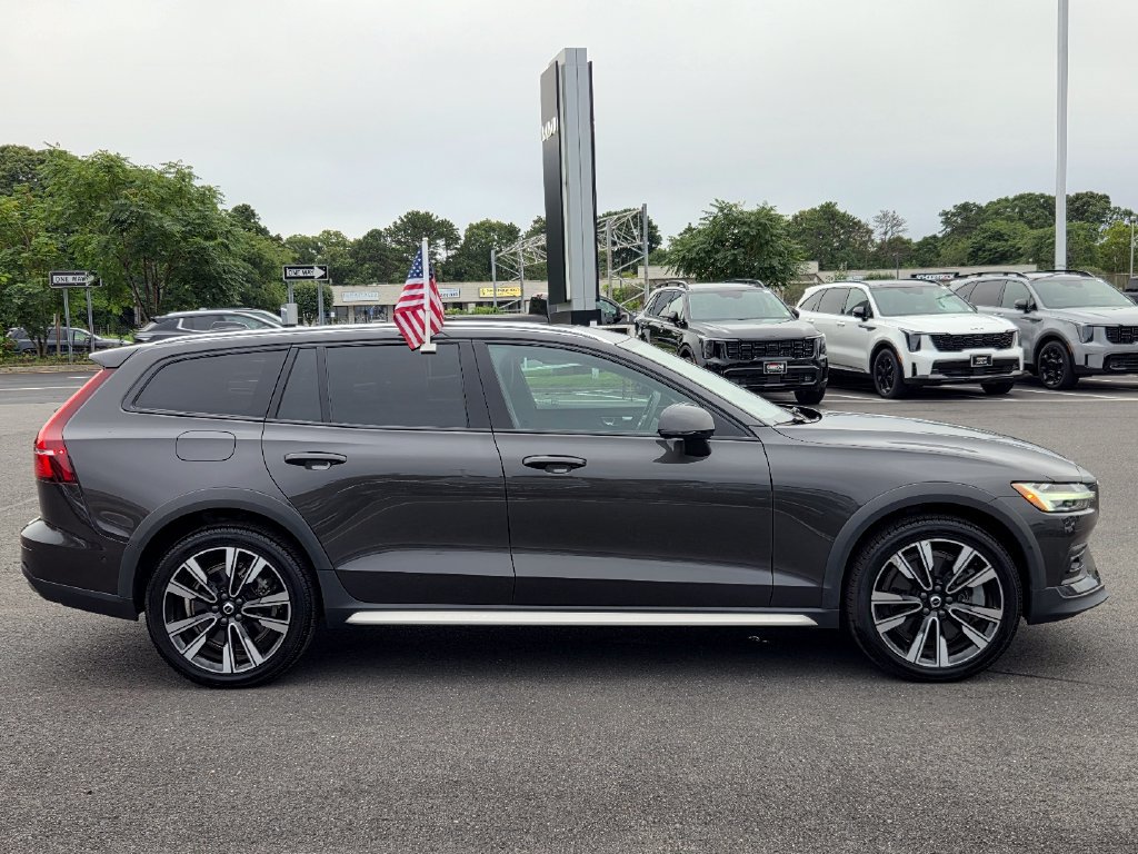 Used 2024 Volvo V60 B5 Cross Country Ultimate AWD/4WD image 3