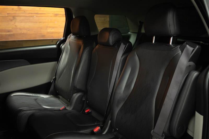 Used 2024 Kia Carnival LX image 12