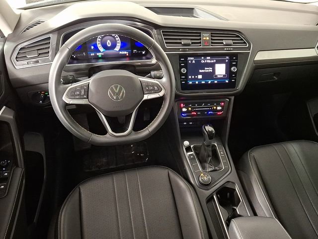Used 2022 Volkswagen Tiguan SE image 2