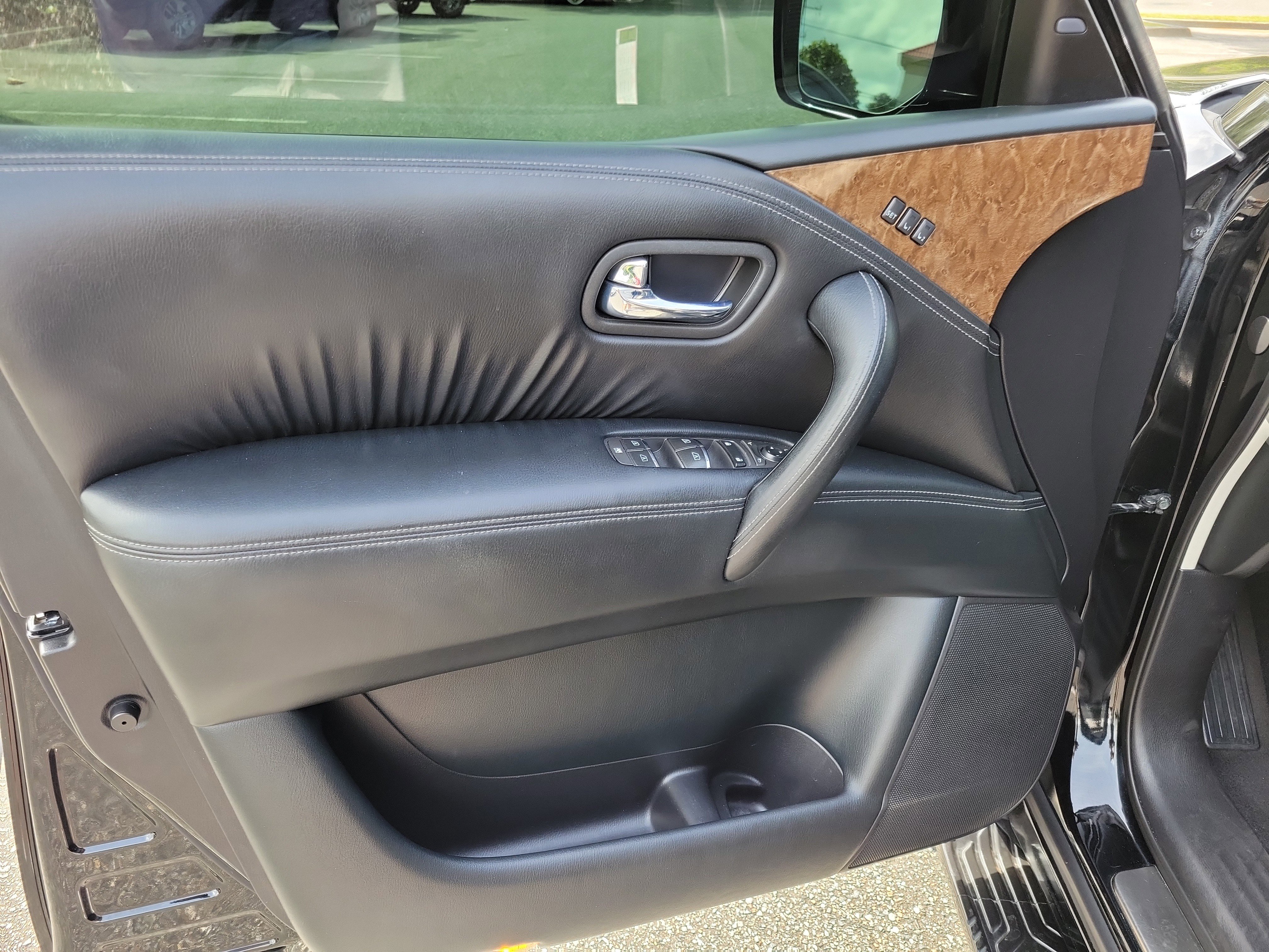 Used 2016 INFINITI QX80 Luxe w/ 22" Wheel Package image 15