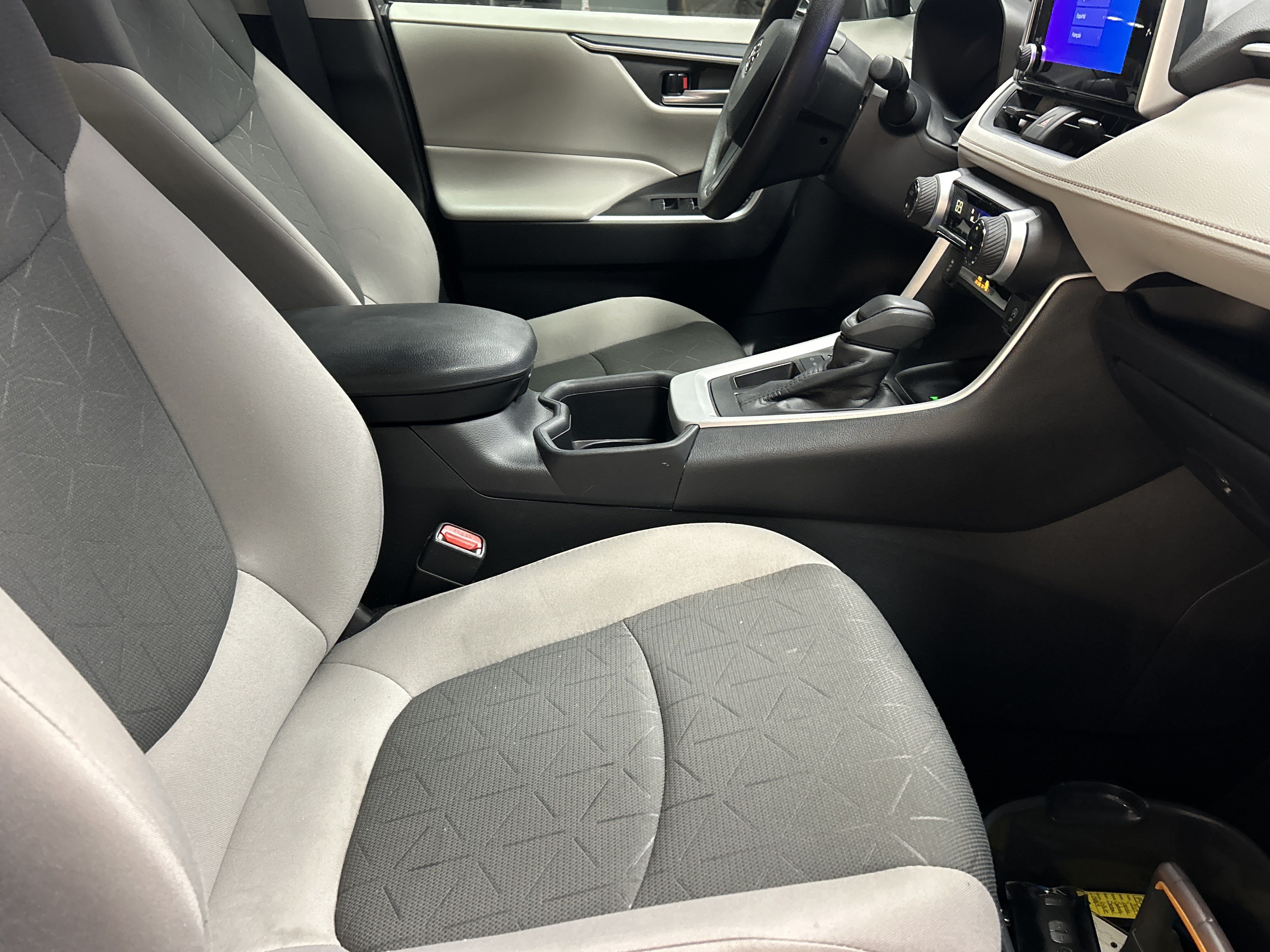 Used 2025 Toyota RAV4 XLE FWD image 32
