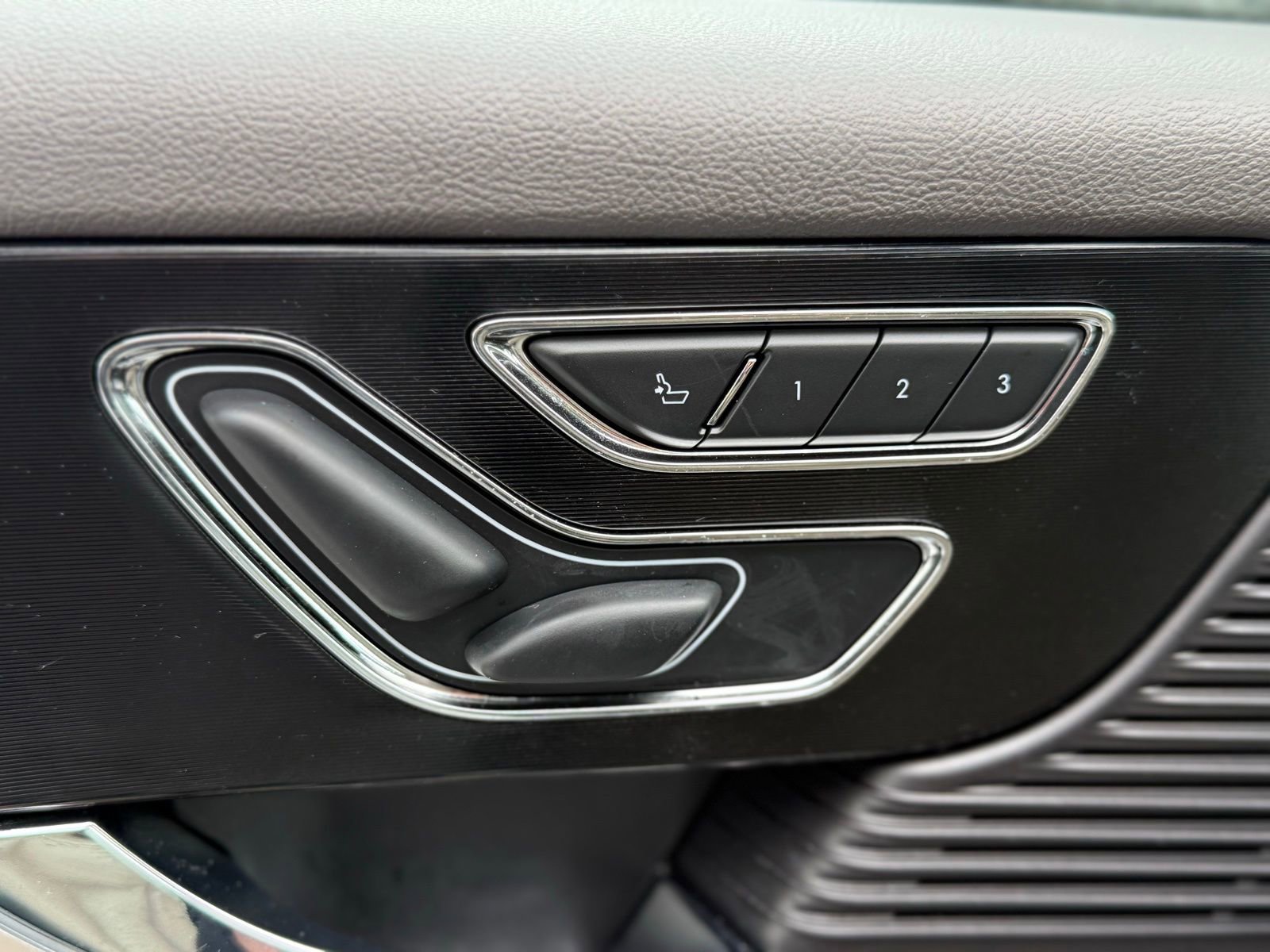 Used 2022 Lincoln Corsair AWD w/ Premium Package image 9