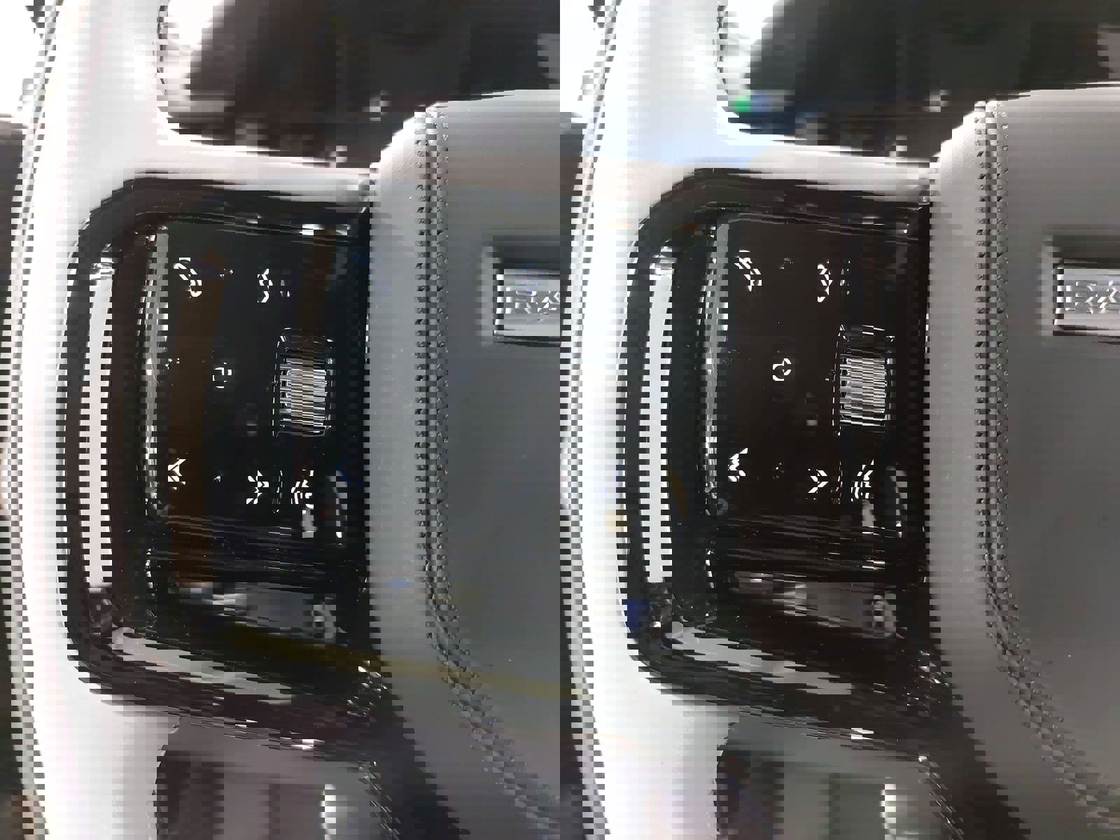 Used 2024 Land Rover Range Rover Velar Dynamic SE image 19