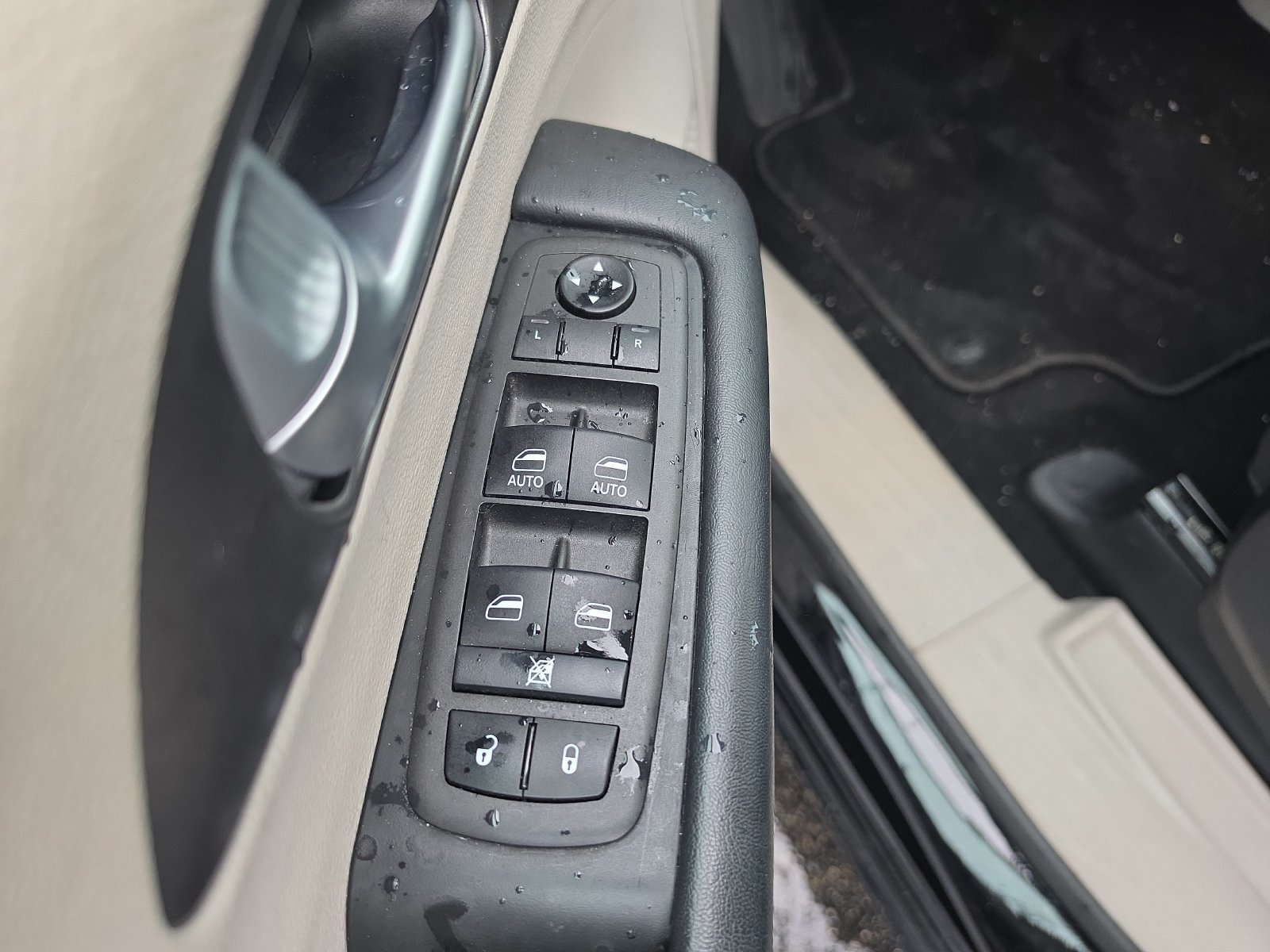 Used 2024 Chrysler Pacifica Touring-L FWD image 14