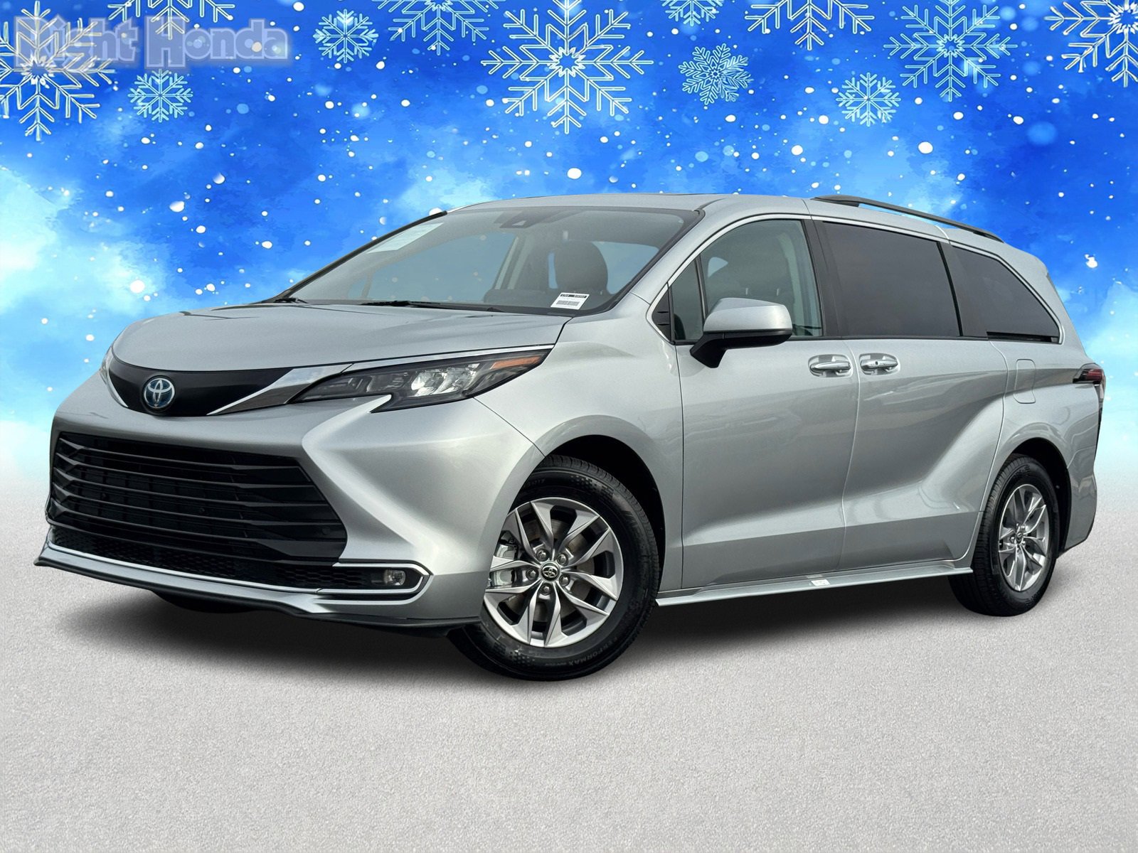 Used 2024 Toyota Sienna XLE image 2