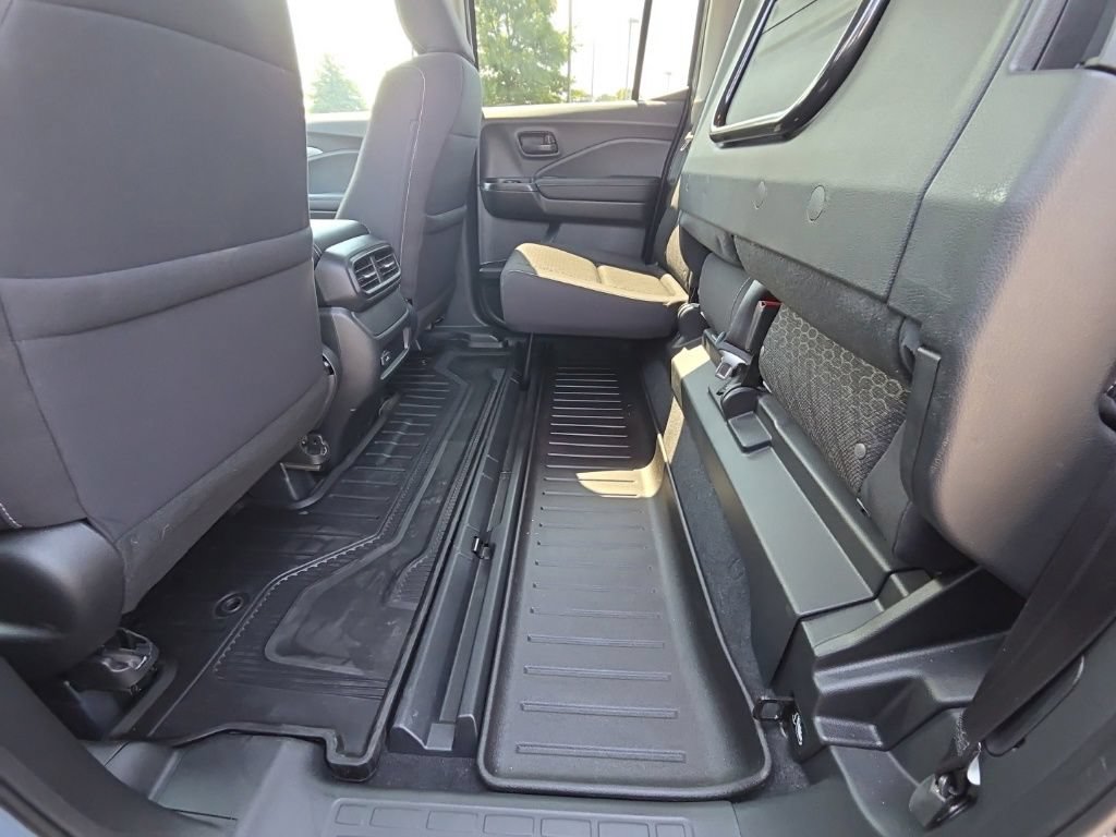 Used 2025 Honda Ridgeline Sport image 14