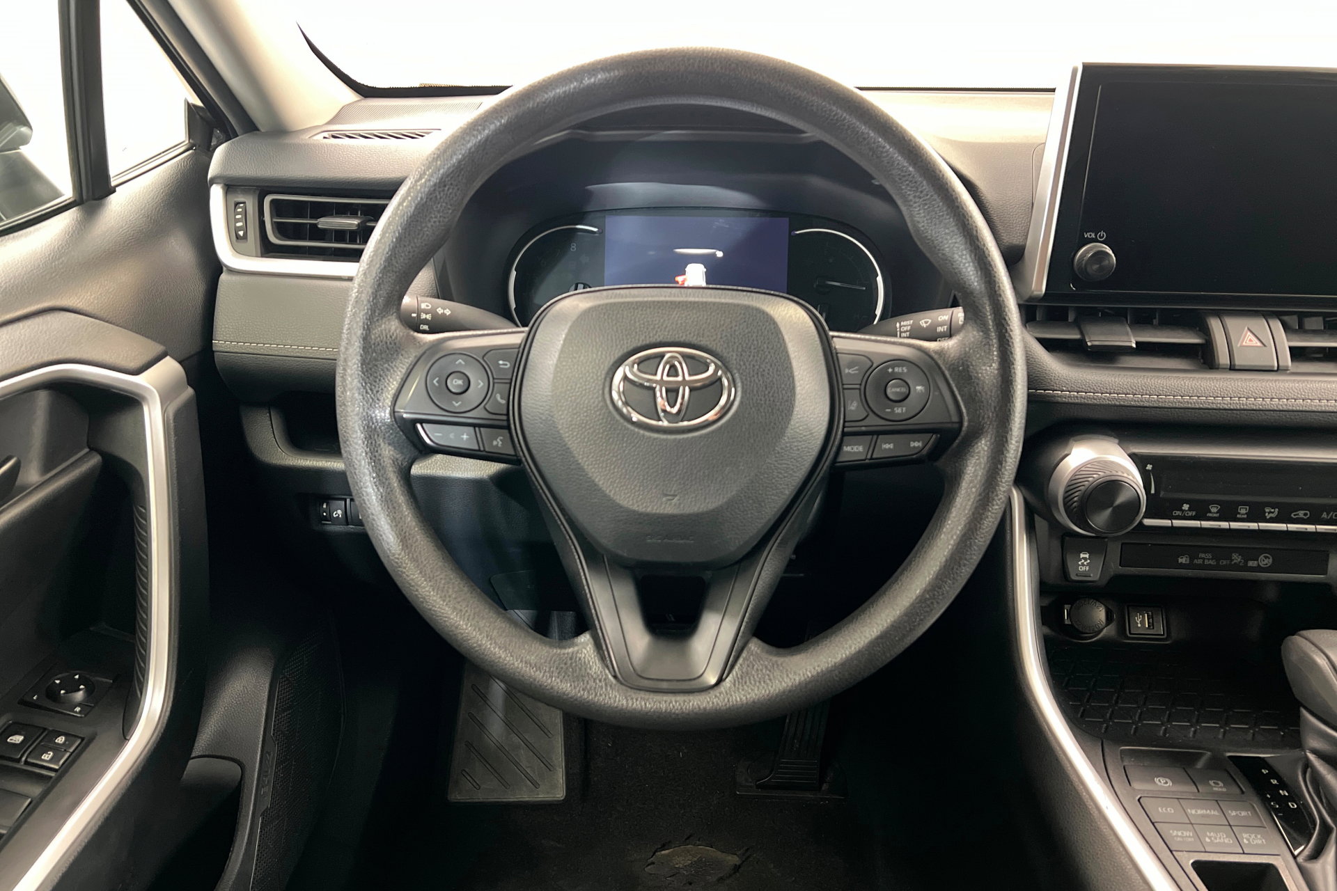 Used 2024 Toyota RAV4 LE image 13