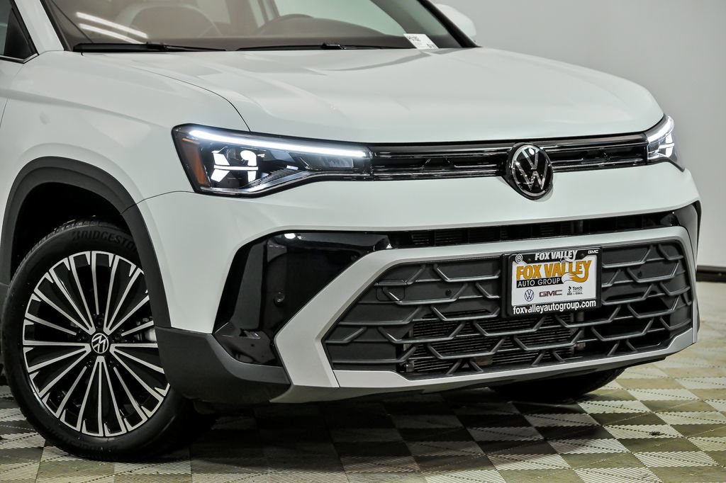 Used 2025 Volkswagen Taos SE w/ Panoramic Sunroof Package FWD image 2