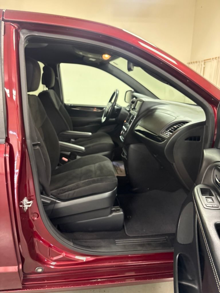 Used 2018 Dodge Grand Caravan SE FWD image 22