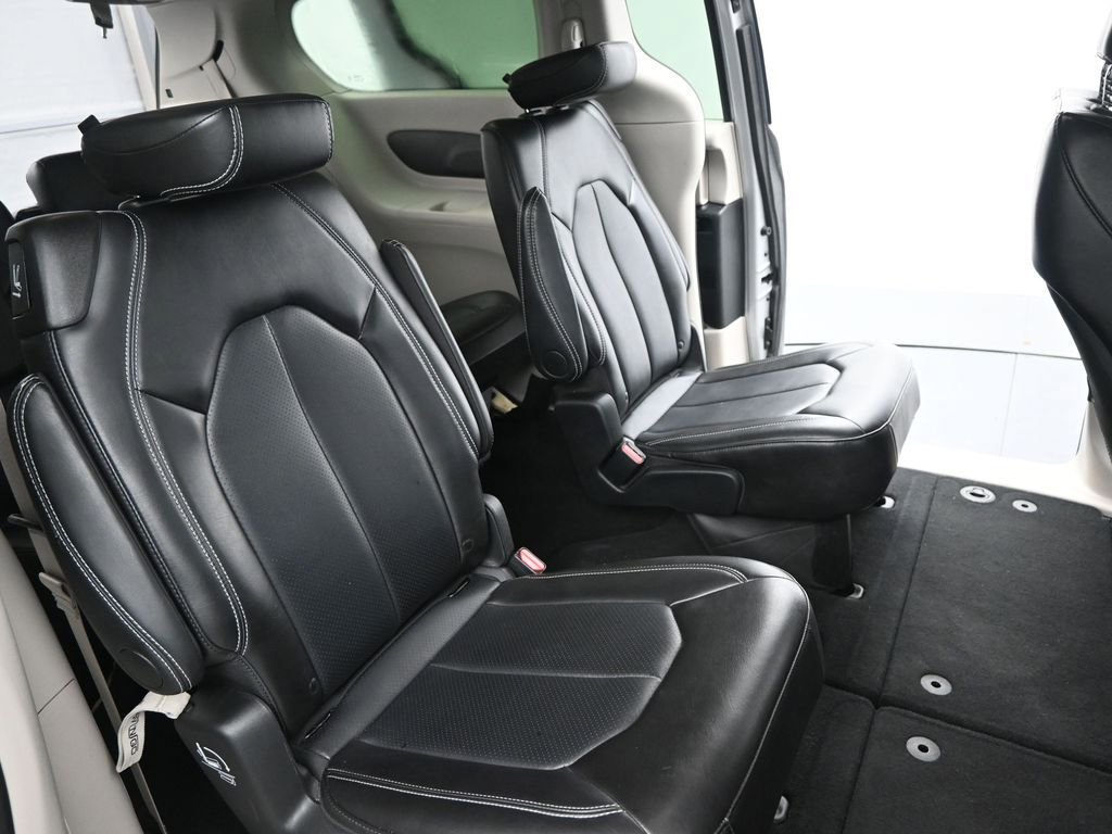 Used 2024 Chrysler Pacifica Touring-L image 13