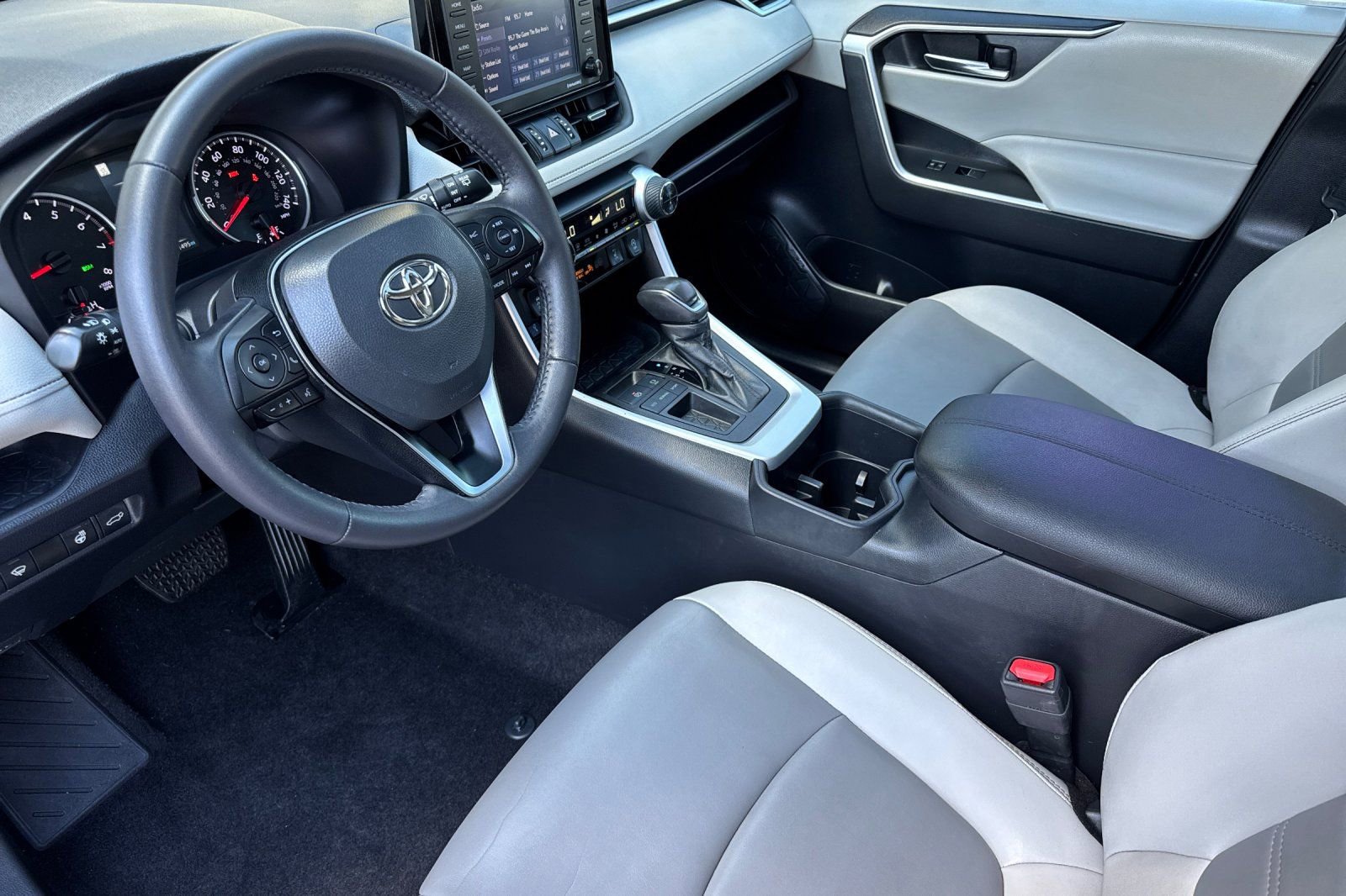Used 2022 Toyota RAV4 XLE Premium FWD image 10