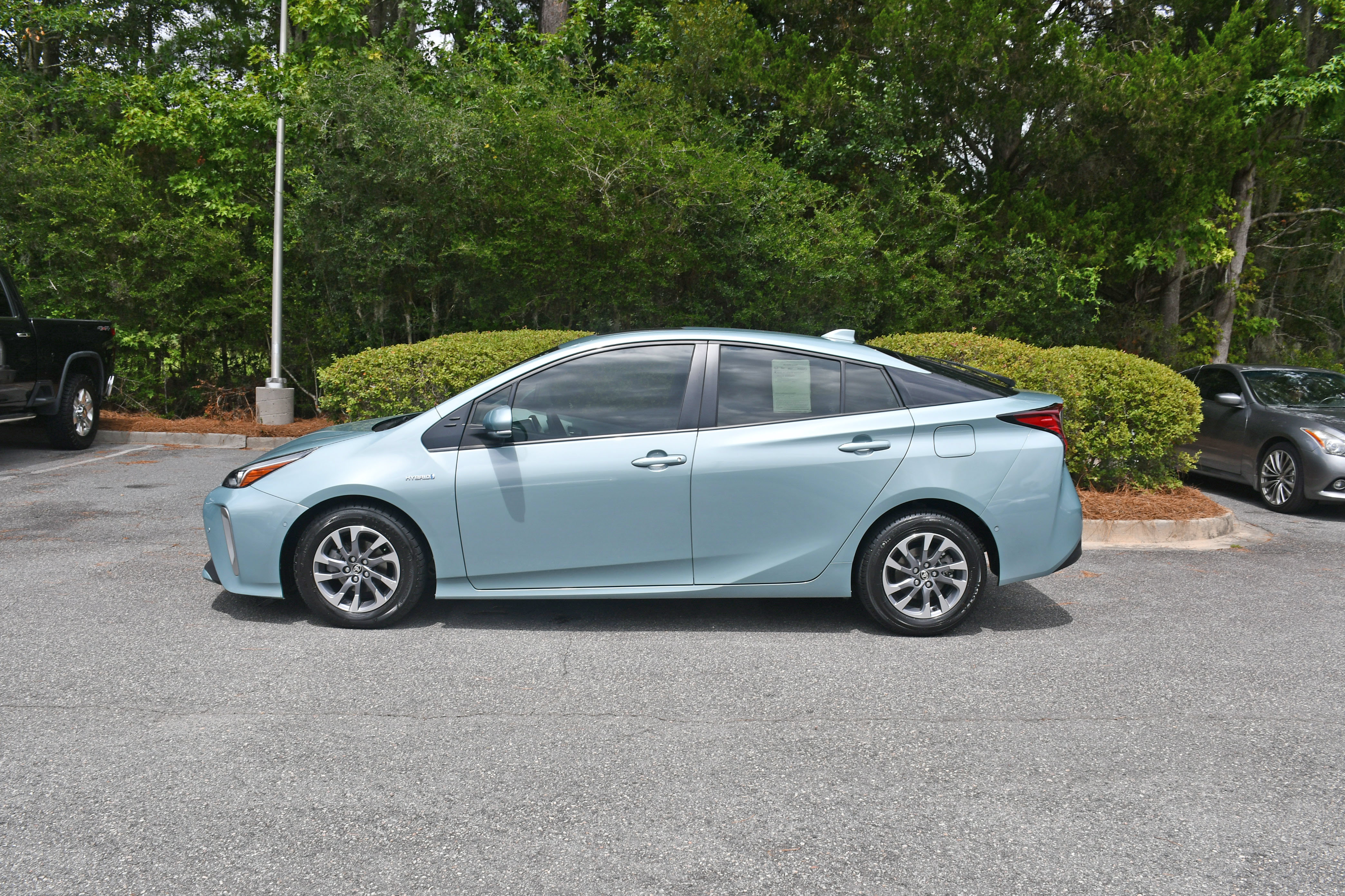 Certified 2022 Toyota Prius Limited w/ Premium Convenience Package FWD image 2