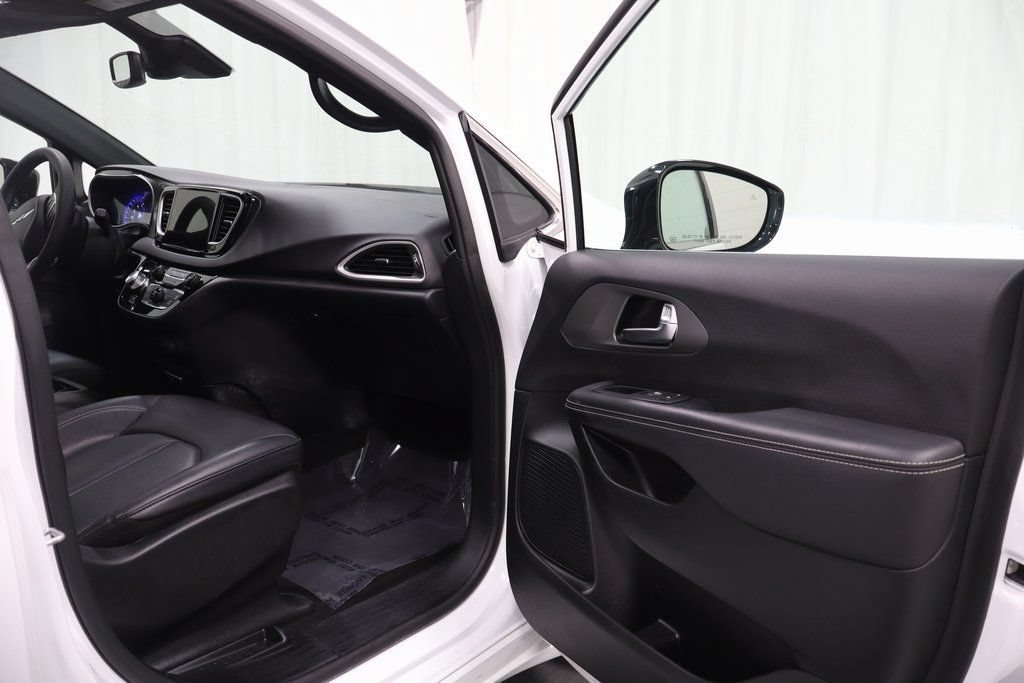 Used 2025 Chrysler Pacifica Select FWD image 15