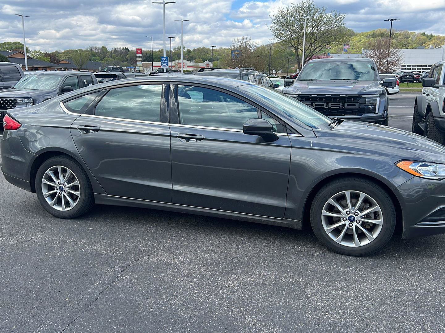 Used 2017 Ford Fusion SE FWD image 3