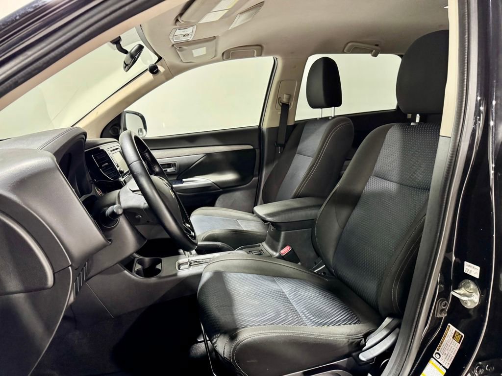Used 2016 Mitsubishi Outlander SE image 3