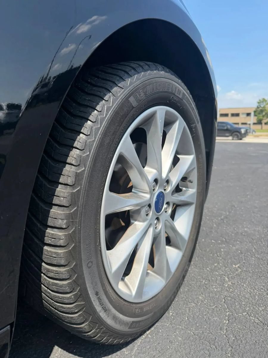 Used 2017 Ford Fusion SE FWD image 8