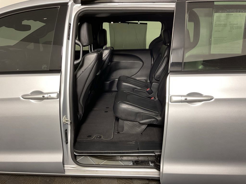 Used 2022 Chrysler Pacifica Touring-L w/ Uconnect Theater Family Group image 33