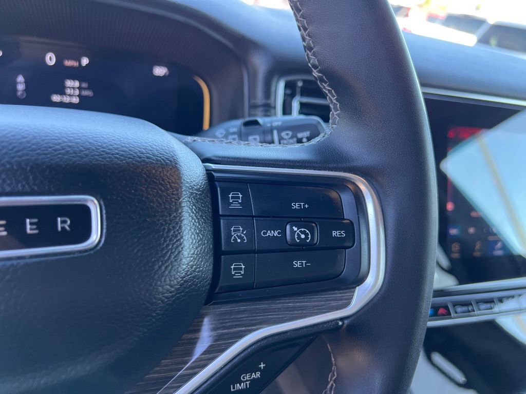 Used 2024 Jeep Wagoneer L Series II w/ Flexible Seating Group image 17