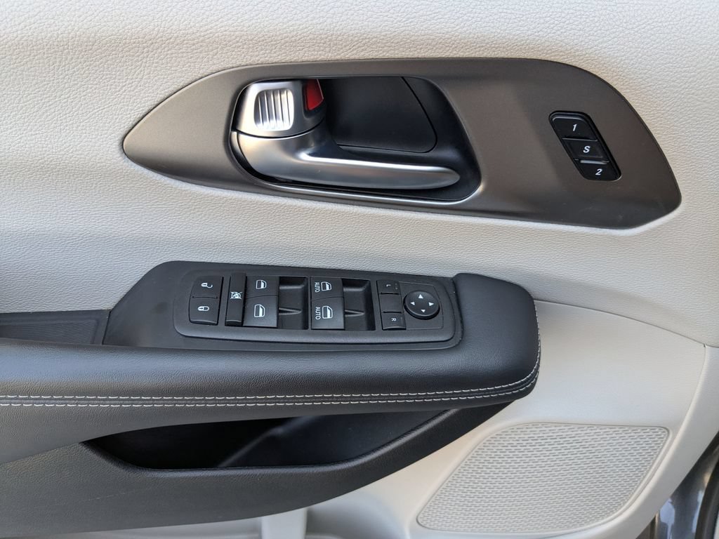 Used 2024 Chrysler Pacifica Touring-L FWD image 25