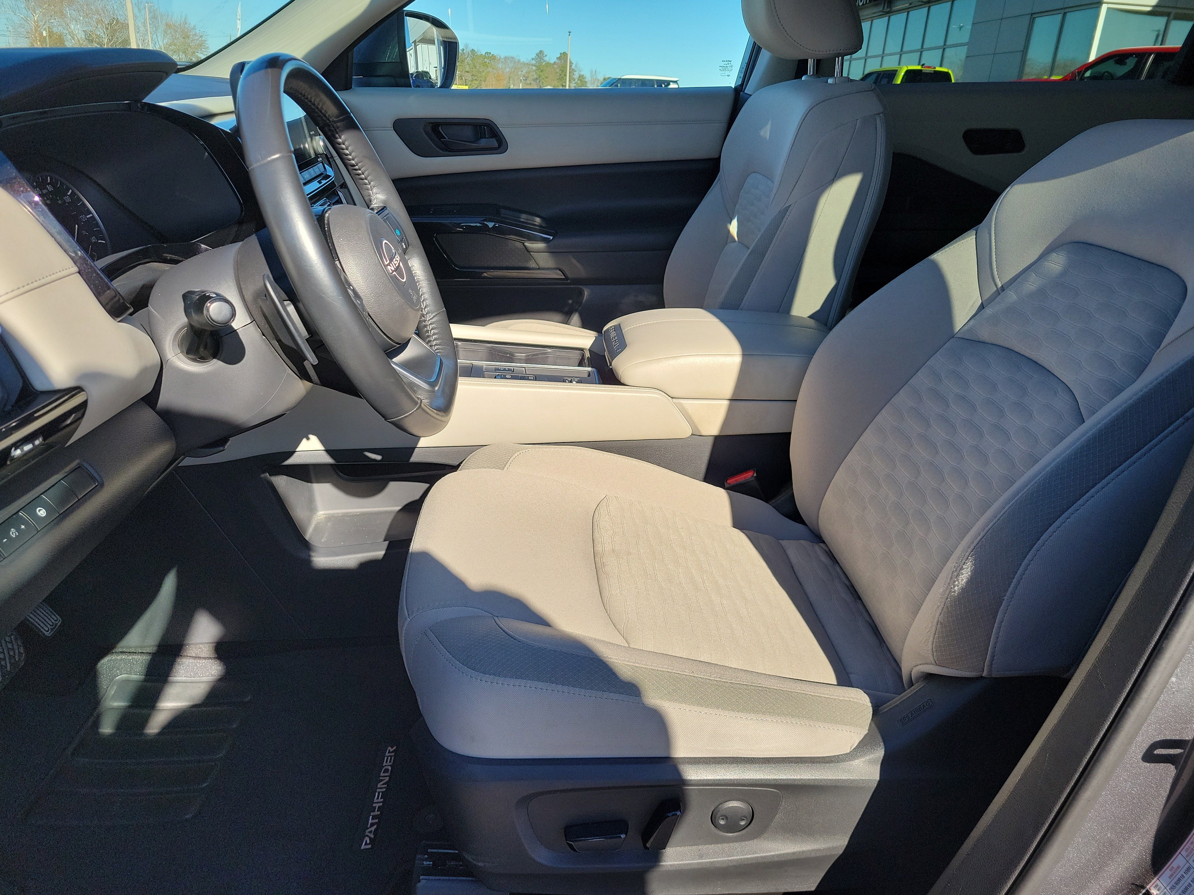 Used 2023 Nissan Pathfinder SV image 13