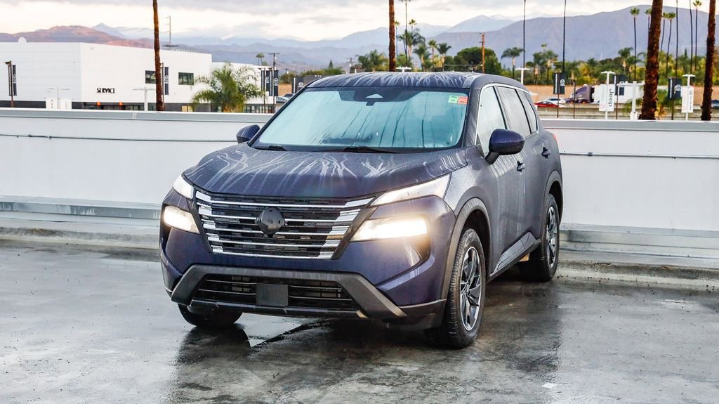 Used 2024 Nissan Rogue SV image 4