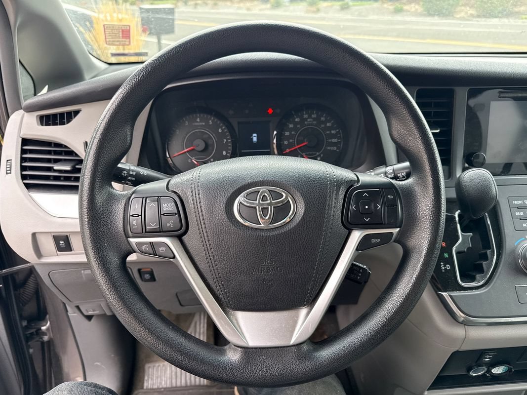 Used 2017 Toyota Sienna LE AWD/4WD image 35