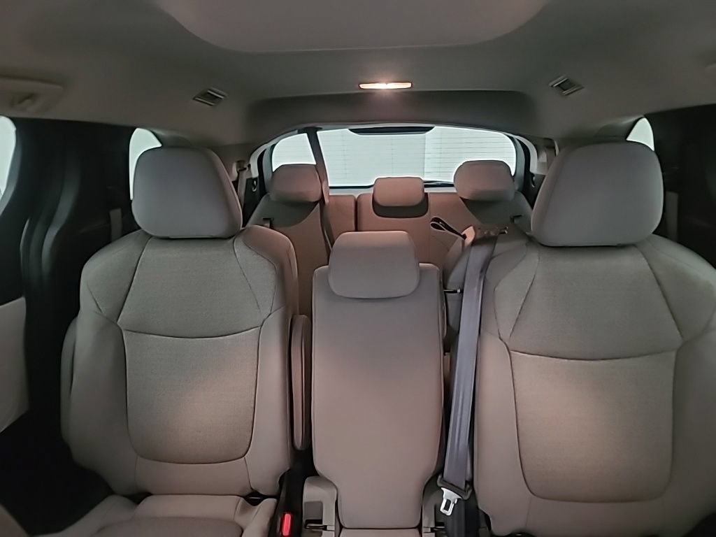 Used 2025 Toyota Sienna LE FWD image 29