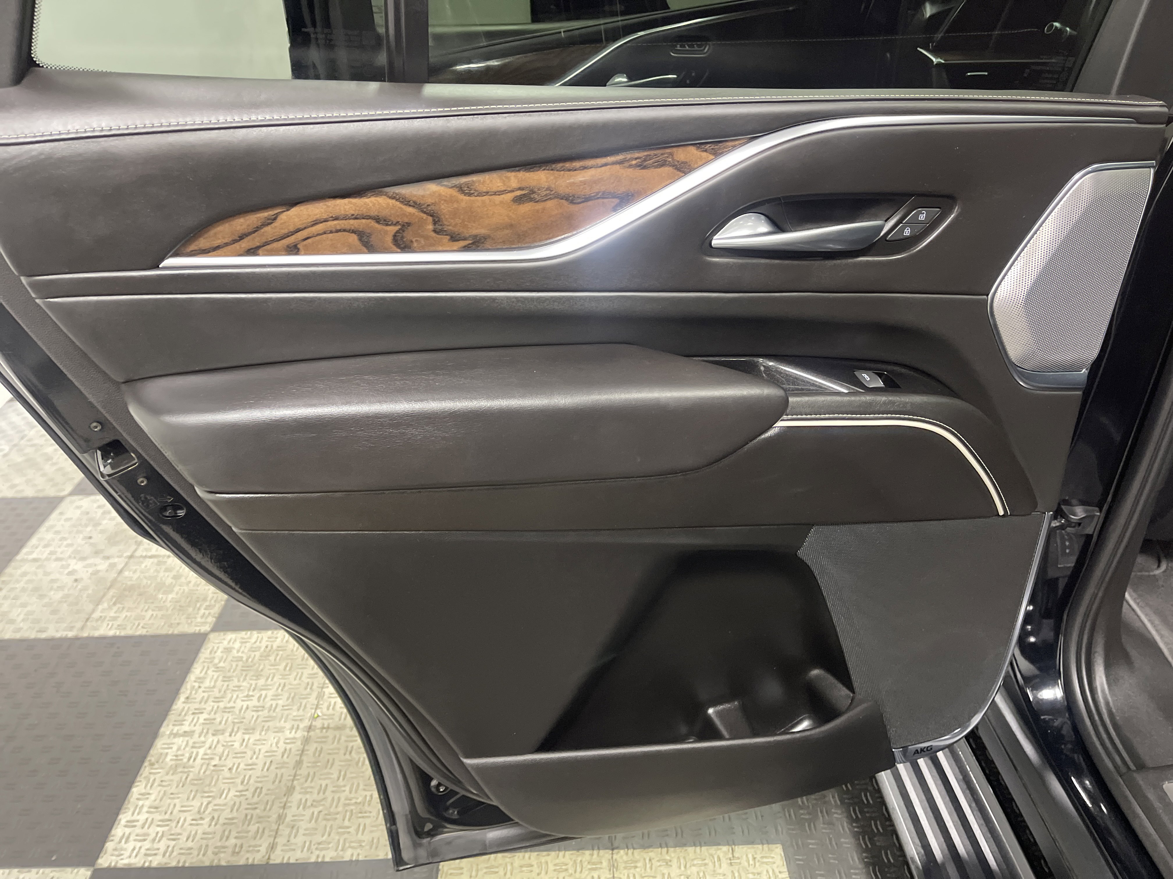 Used 2021 Cadillac Escalade Premium Luxury Platinum image 17