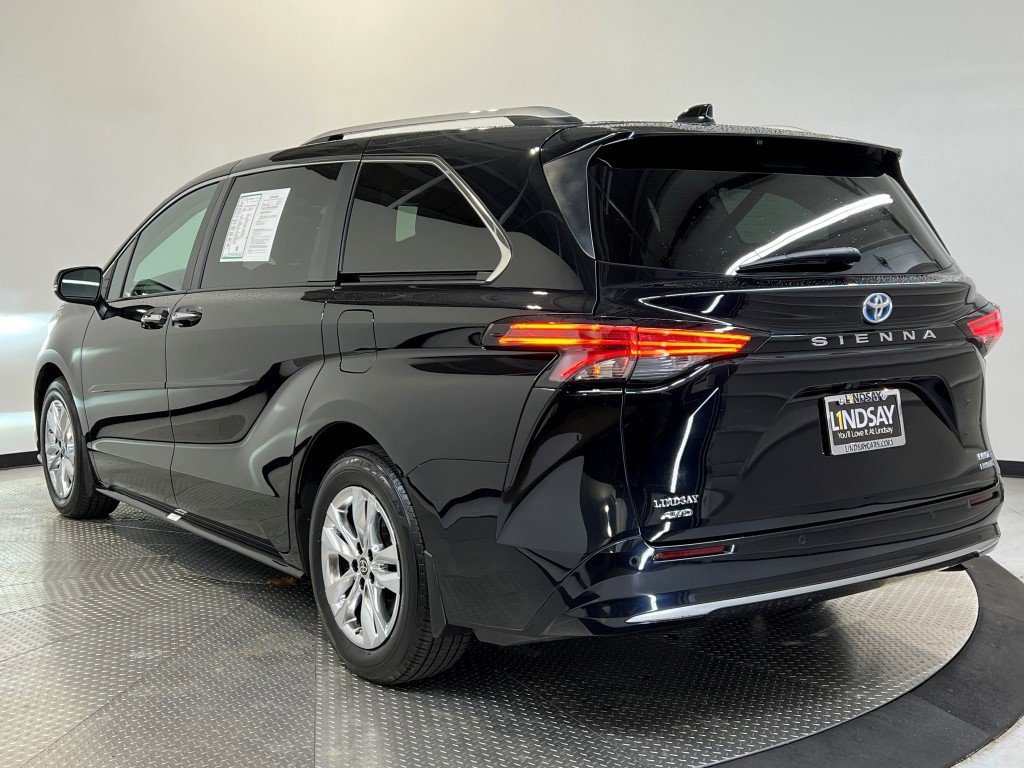 Used 2023 Toyota Sienna Limited image 5