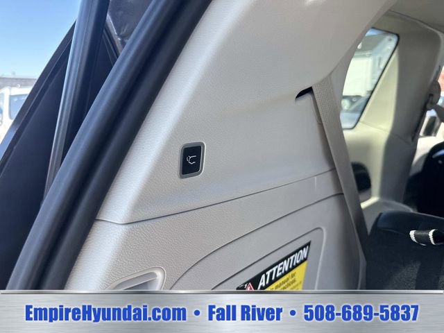 Used 2023 Chrysler Pacifica Touring-L FWD image 8