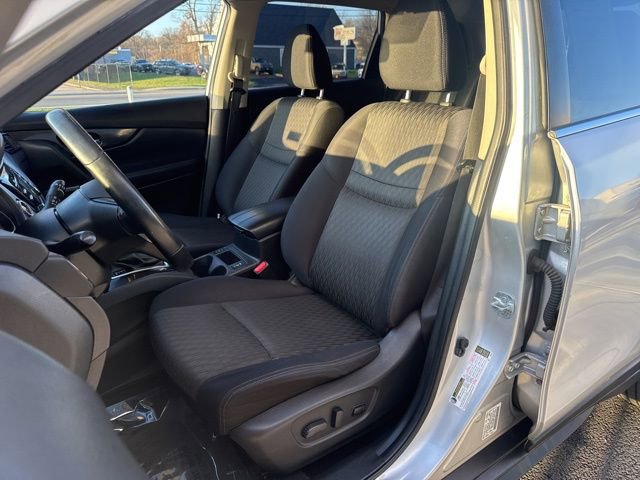 Used 2017 Nissan Rogue SV FWD image 11